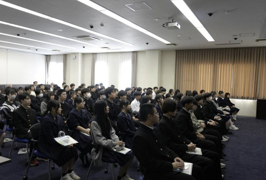聴講する高校生